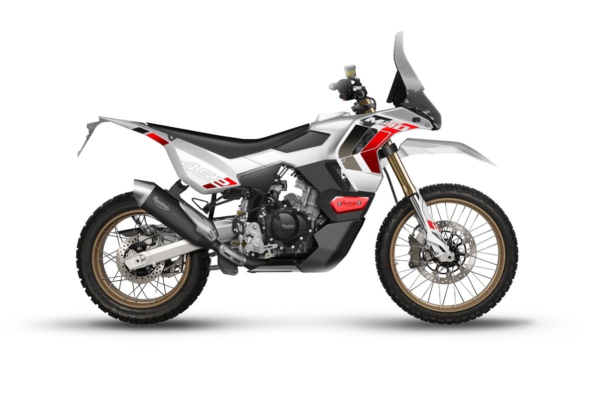 <div class='descrGalleryTitle'>Mud 452</div><div class='descrGalleryText'><p>Lei è già stata ampiamente anticipata ai passati EICMA e speriamo che il 2026 sia l’anno buono per l’effettiva commercializzazione. È una <b>adventure fatta e finita</b> spinta da un motore bicilindrico da 449 cc reali con<b> 47 cavalli</b> a 10.000 giri e 39 Nm a 6.500. La <b>Mud 452</b> segue pari pari il concetto introdotto con la CFMOTO 450MT e portato avanti anche dalla Moto Morini Alltrhike 450: offrire comfort su asfalto, grazie ad un motore che vibra poco, una potenza gestibile anche dai neofiti e discrete capacità fuoristradistiche. In molti casi il neo è il peso, soprattutto in relazione alla potenza, e questa Mondial non fa eccezione: si parla di <b>195 kg in ordine di marcia</b>, non pochi. Importante anche l’altezza sella a 890 mm. Le ruote sono da 21 e 18” e il serbatoio tiene 17,5 litri.</p>
</div>